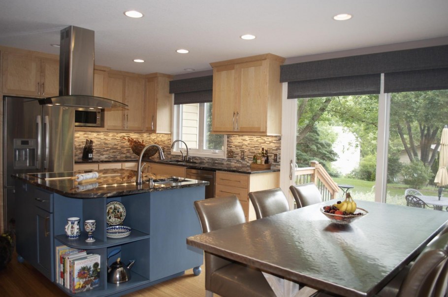 Интерьер кухни с низким потолком в доме