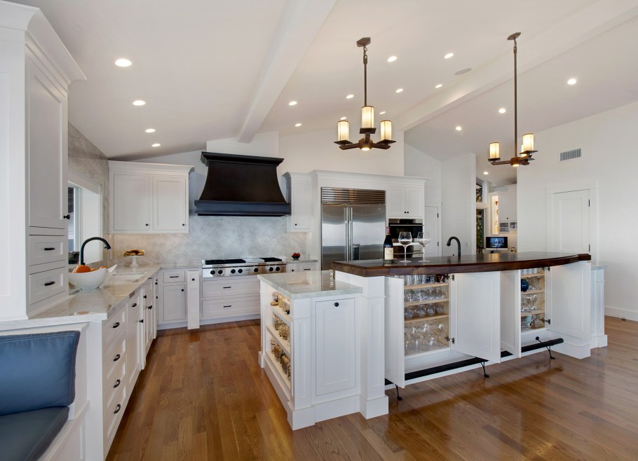 Интерьер кухни при высоких потолках