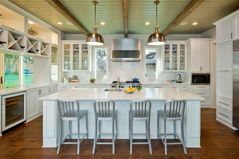 Брусья на потолке на кухне