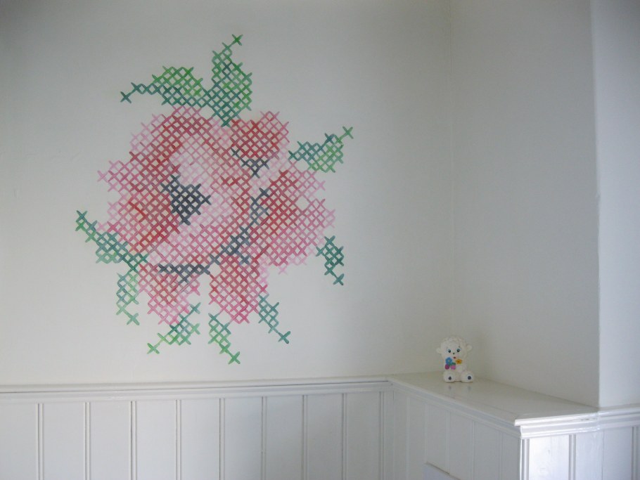 Имитация вышивки крестиком на стене