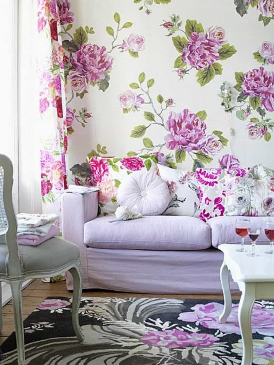 Цветочные обои в интерьере гостиной