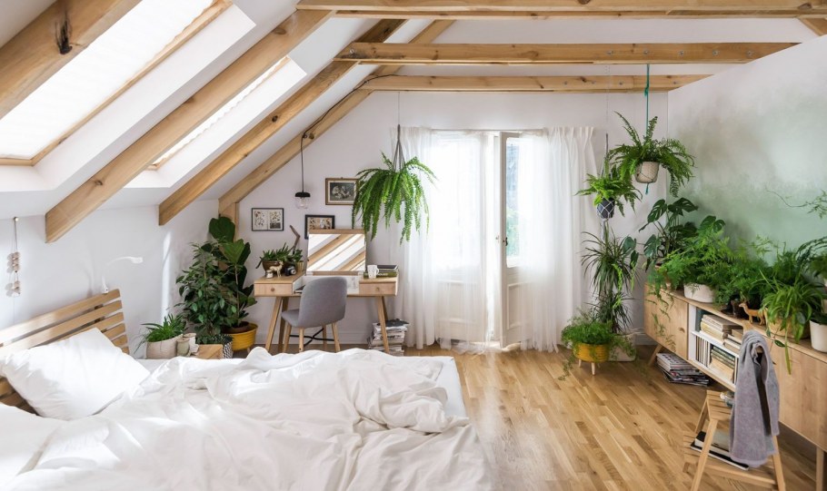 Спальня на мансарде в эко стиле
