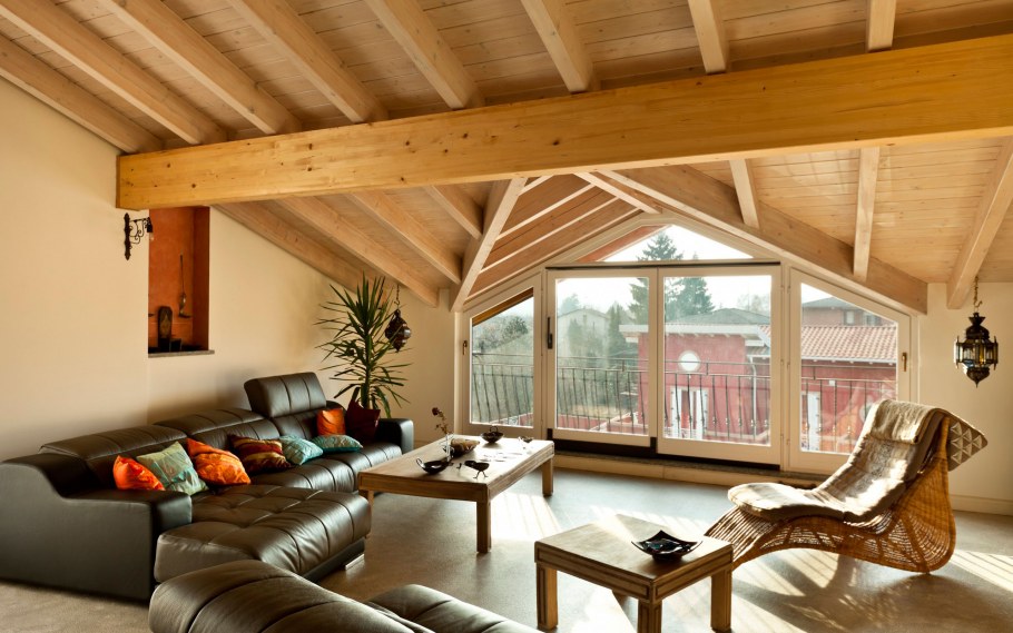 Интерьер потолка в деревянном доме