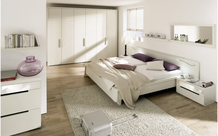 Светлая мебель на светлых обоях