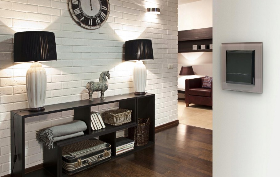 Декоративный кирпич и выключатели