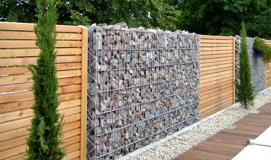 Забор габион и дерево