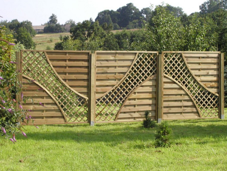 Забор из дерева диагональный