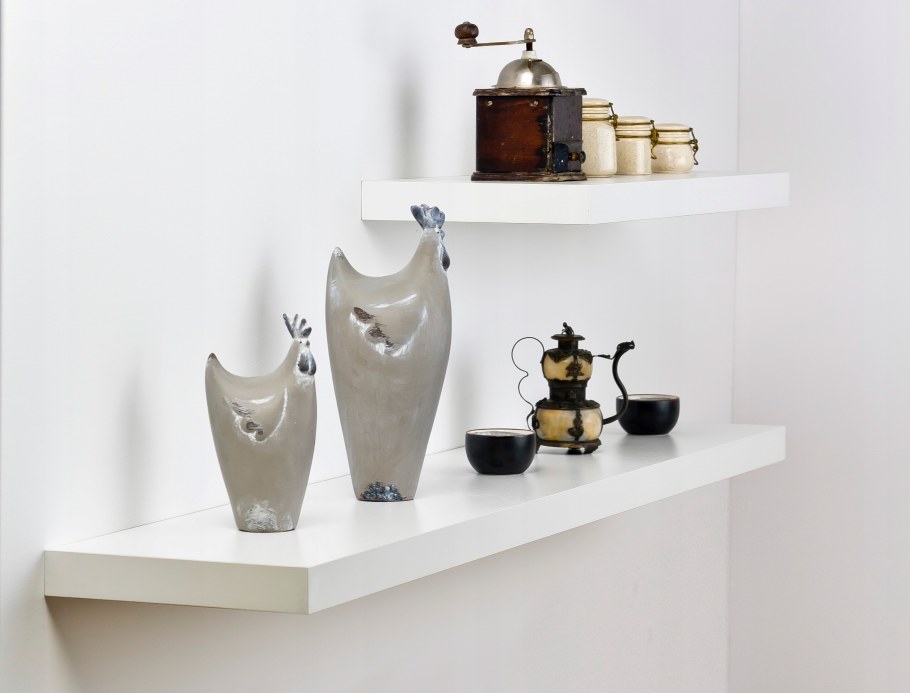 Полка для статуэток в интерьере