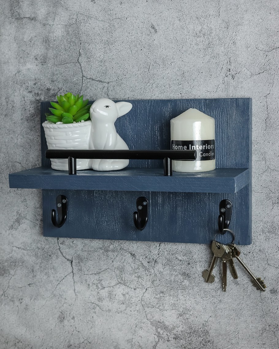 Интерьерные фигурки, свисающие с полок