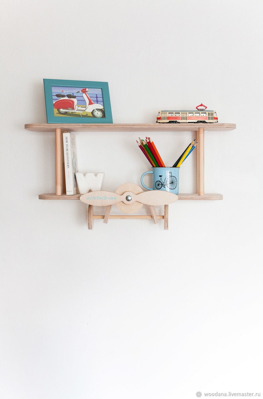 Предметы декора для книжных полок