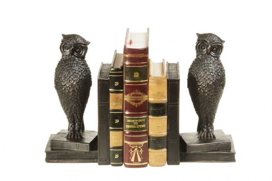 Коллекция статуэток в интерьере