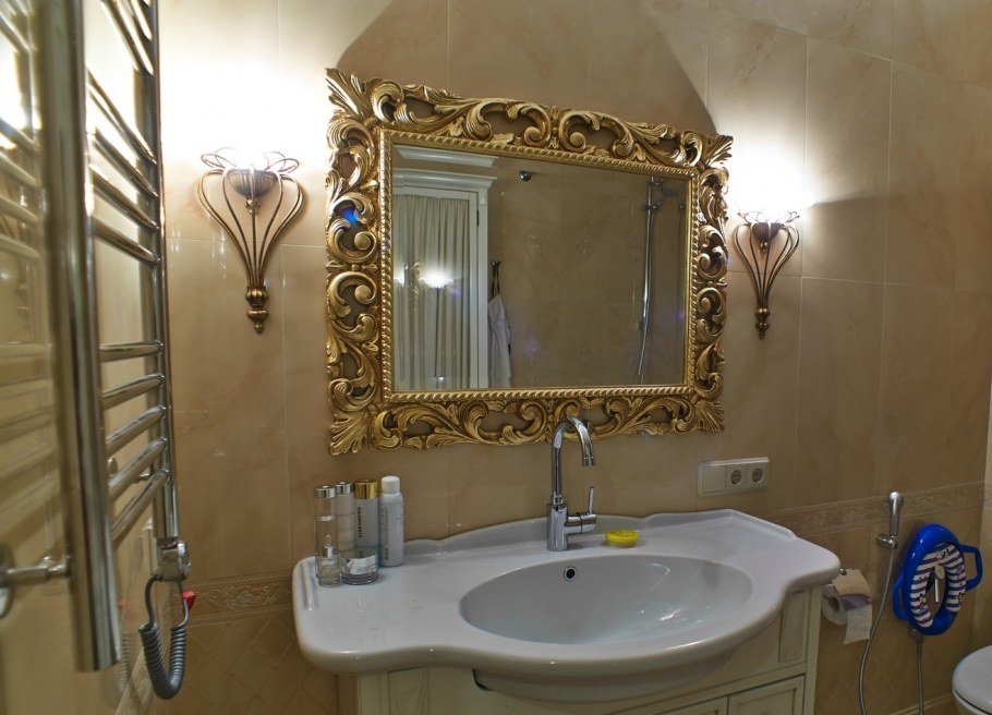 Ванная комната с золотыми аксессуарами