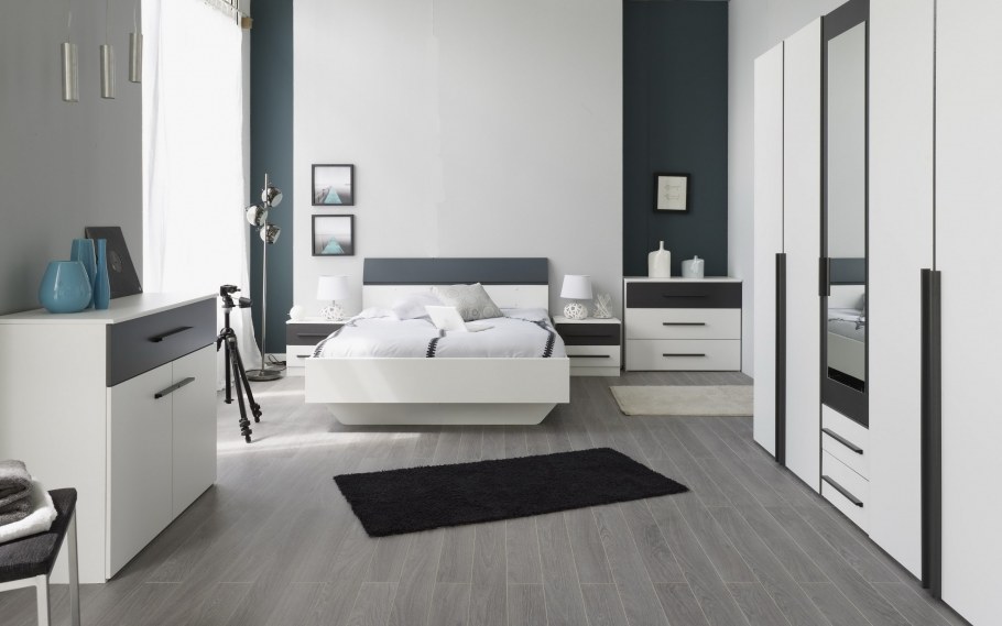 Серая комната с белой мебелью