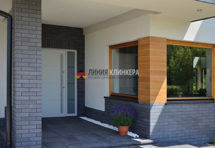 Камин на фоне кирпичной стены