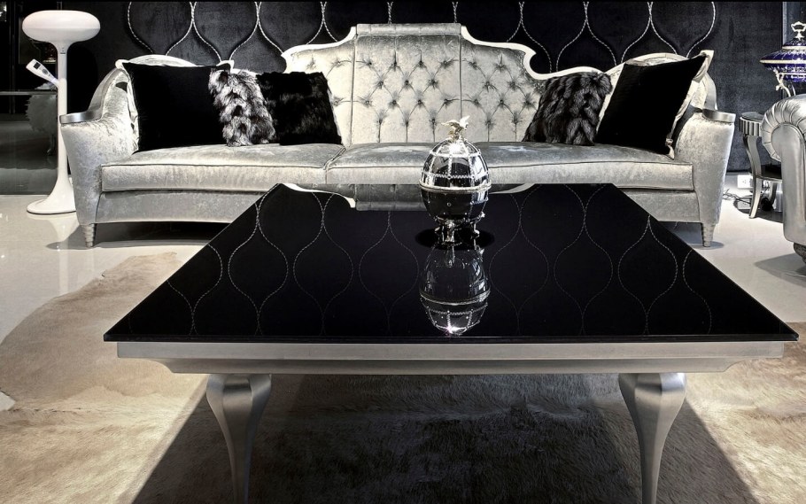 Белая кухня с мраморной столешницей