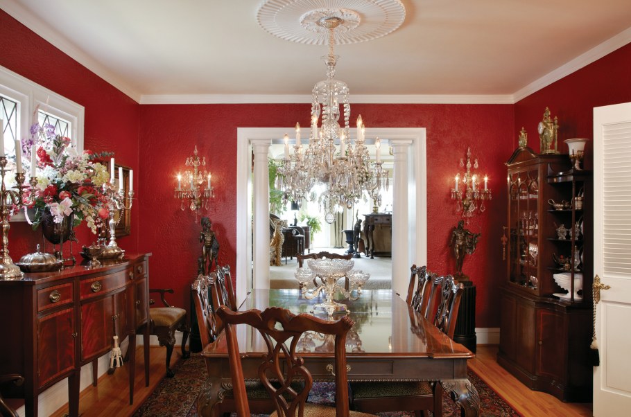 Гостиная в красных тонах классика