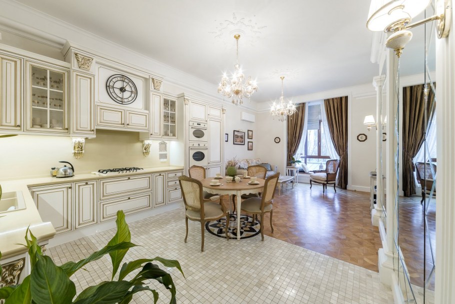 Гостиная в средиземноморском стиле с камином