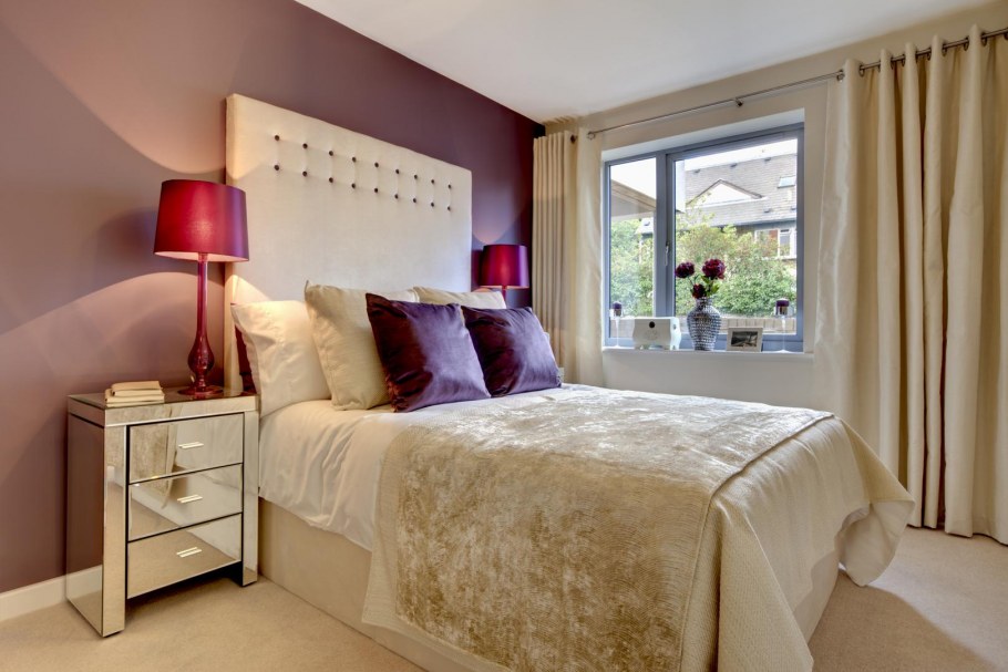 Фиолетовый и бежевый в интерьере спальни