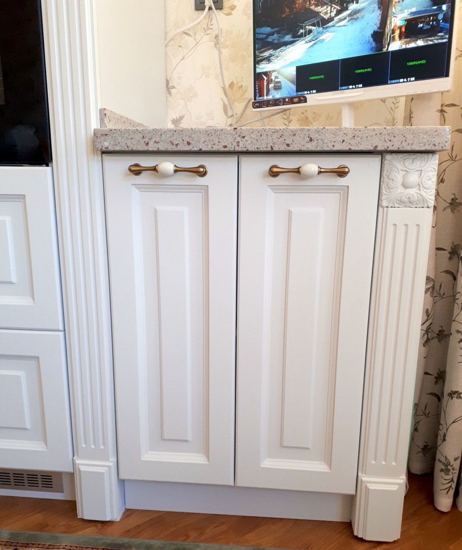 Мебель с пилястрами