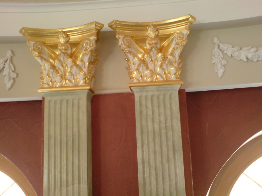Колонны с позолотой