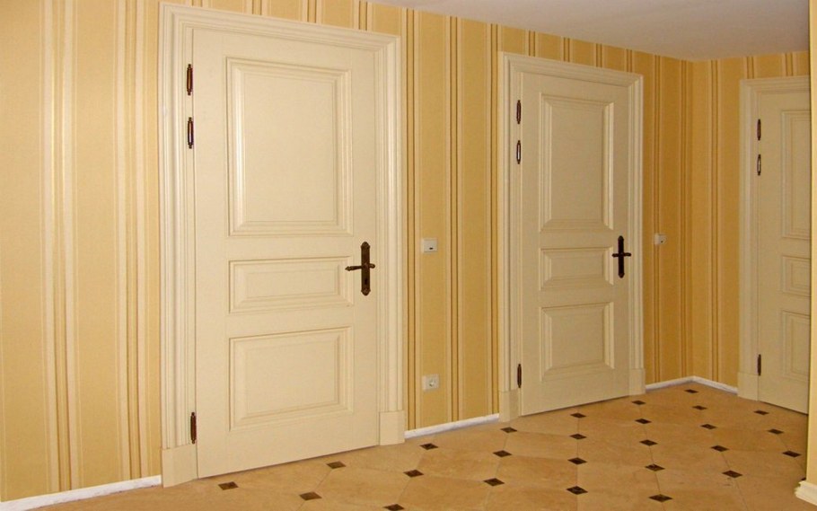 Межкомнатная дверь в углу