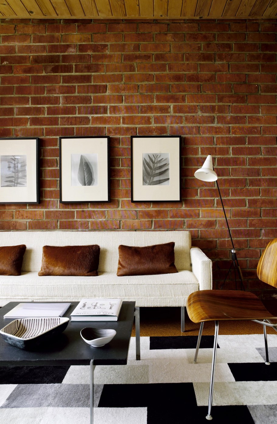 Кирпичная стена в интерьере