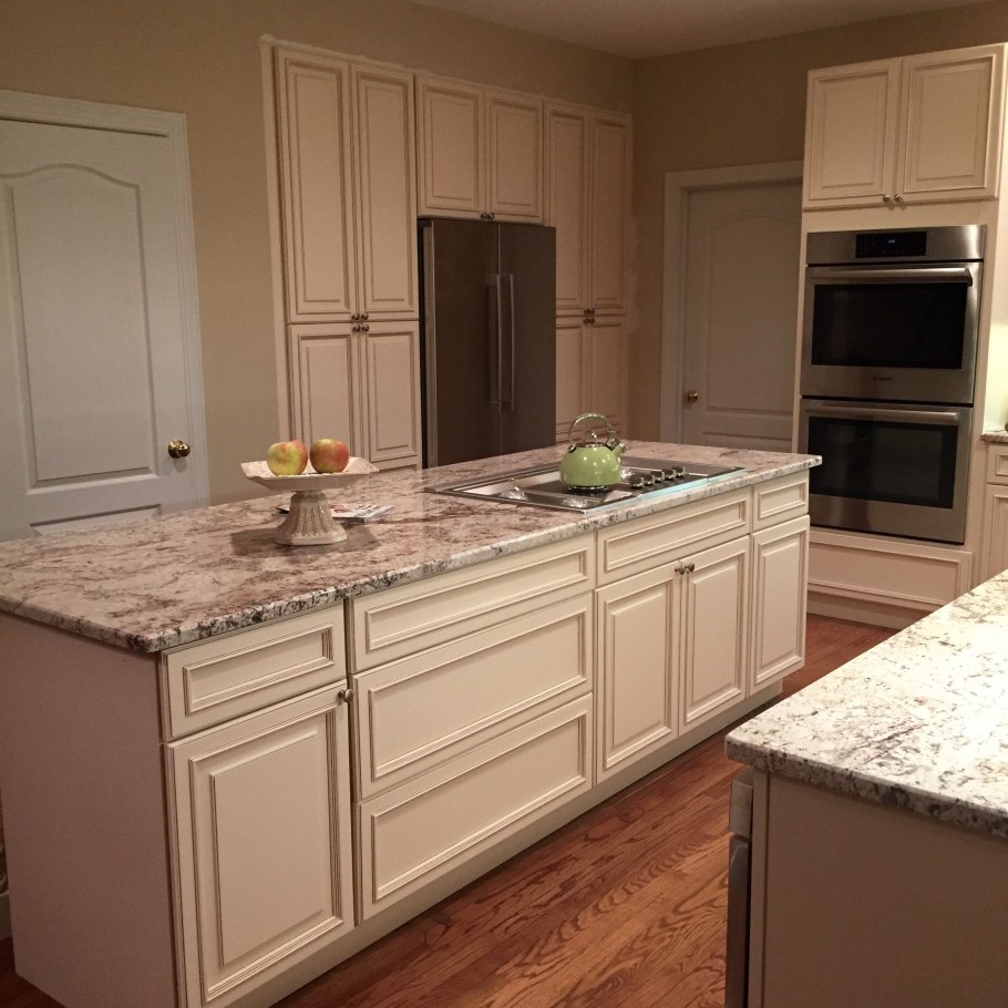 Цвет слоновой кости стен в интерьере кухни