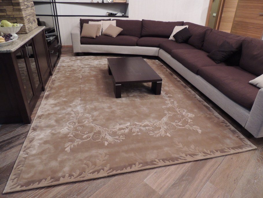 Коричневый ковёр в гостиную