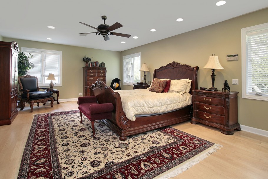 Бордовый ковер в спальне