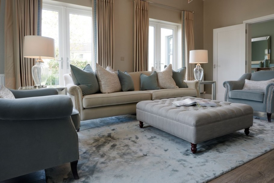 Ковер в гостиную под серый диван