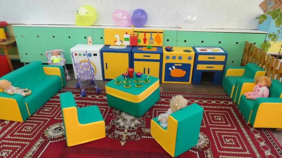 Детская с желтыми стенами