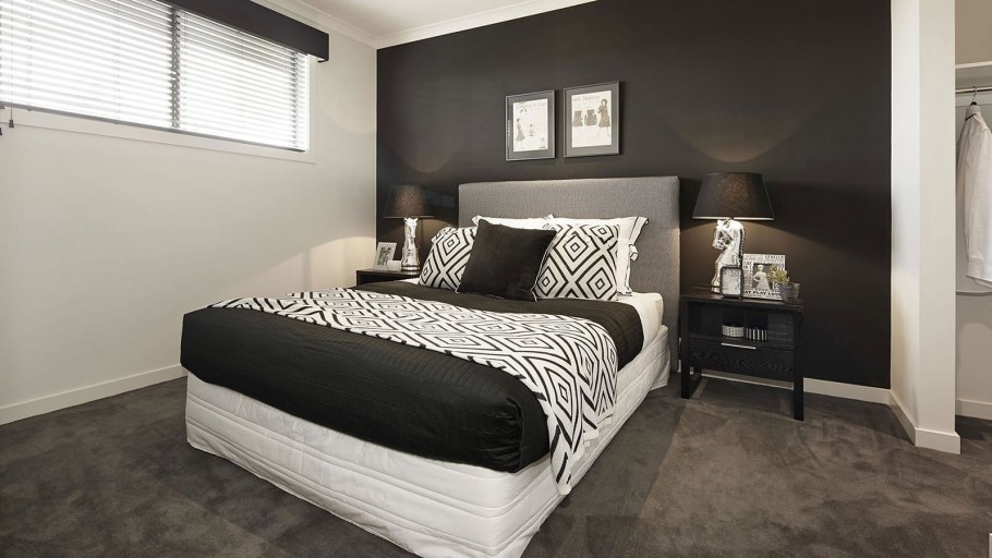 Спальня с одной темной стеной