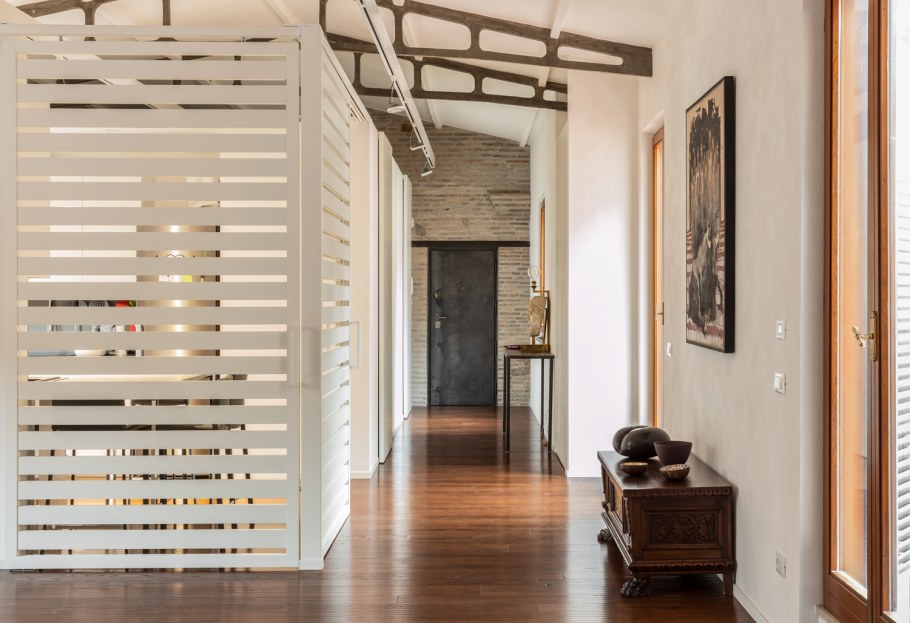 Белая реечная перегородка в прихожей