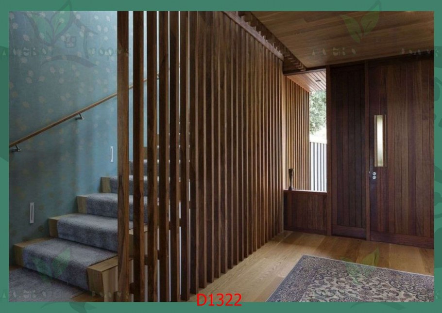 Деревянные рейки в коридоре