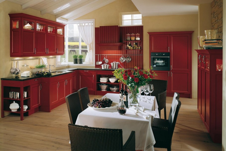 Кухня молочно кофейного цвета