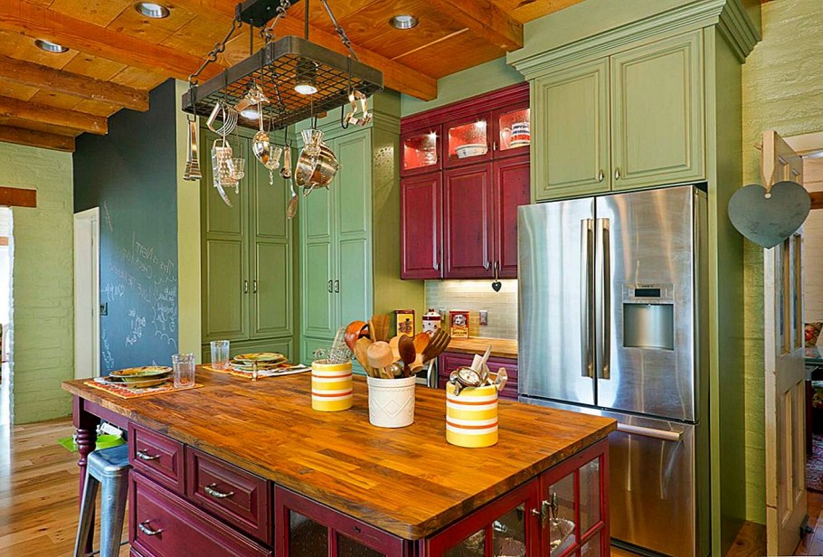 Крашенная деревянная кухня