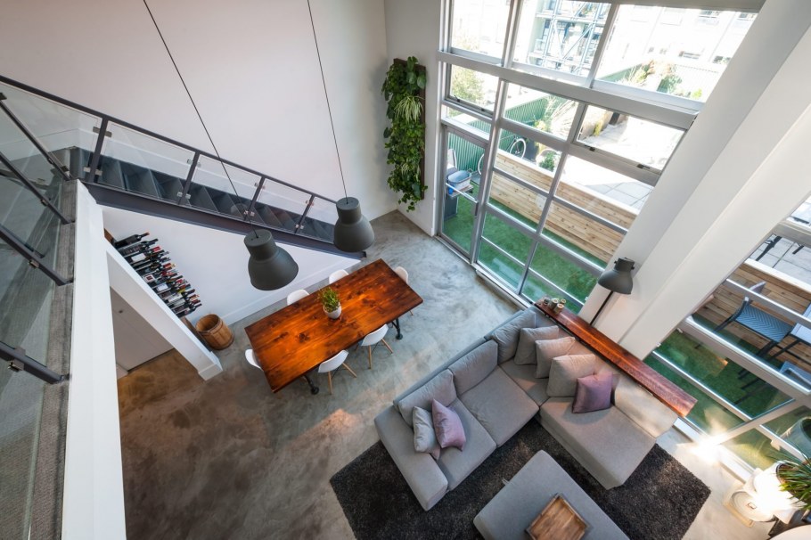 Лофт с высокими потолками