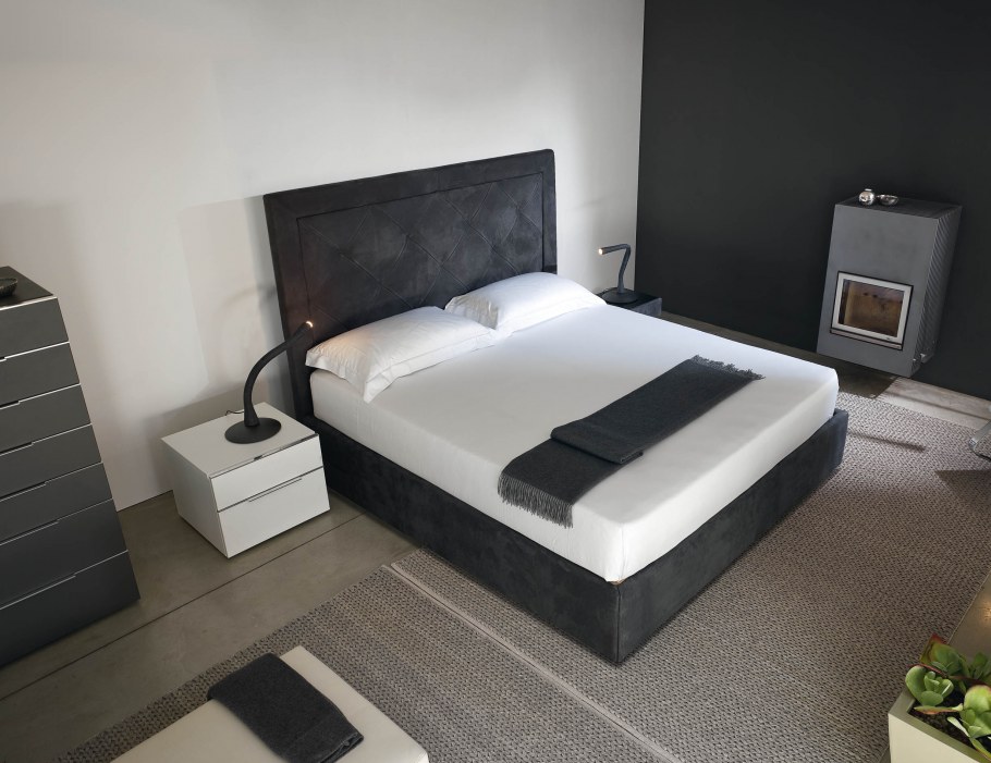 Кровать с тумбочками в спальню