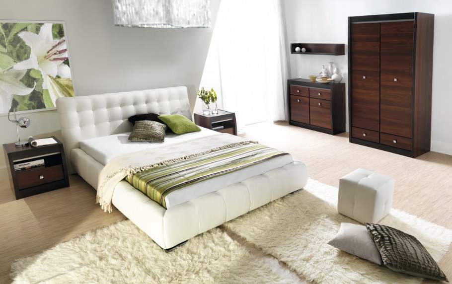 Светлая кровать и темные тумбочки