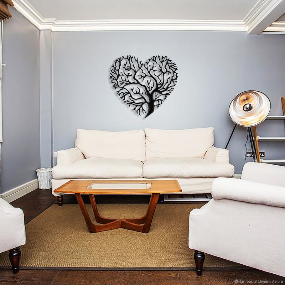 Над диваном в гостиной