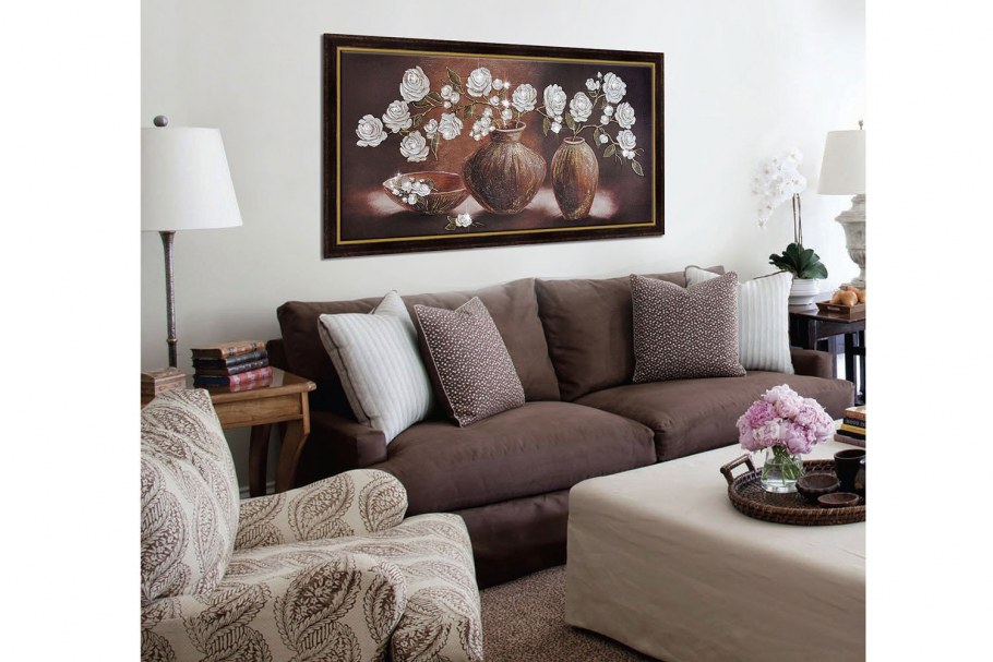 Зеркало над диваном в гостиной классика