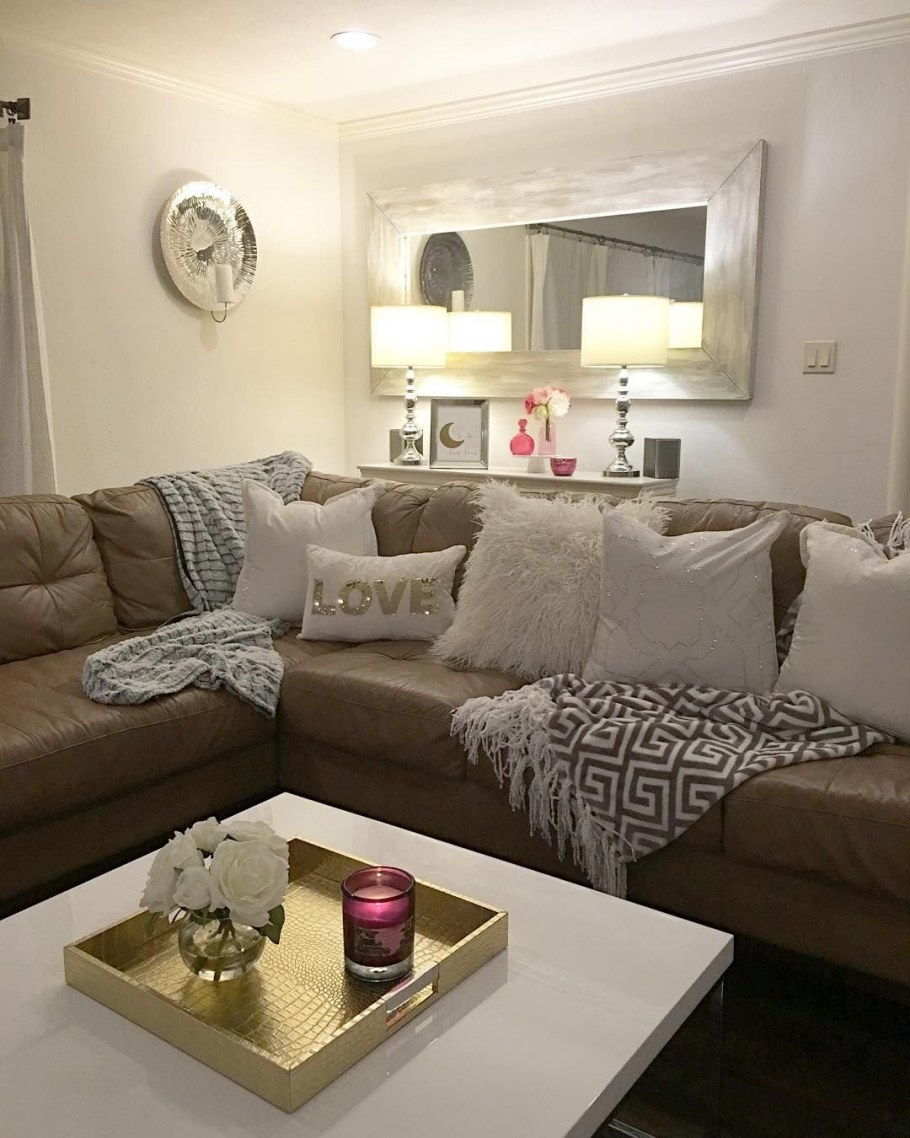 Картины в интерьере гостиной классика