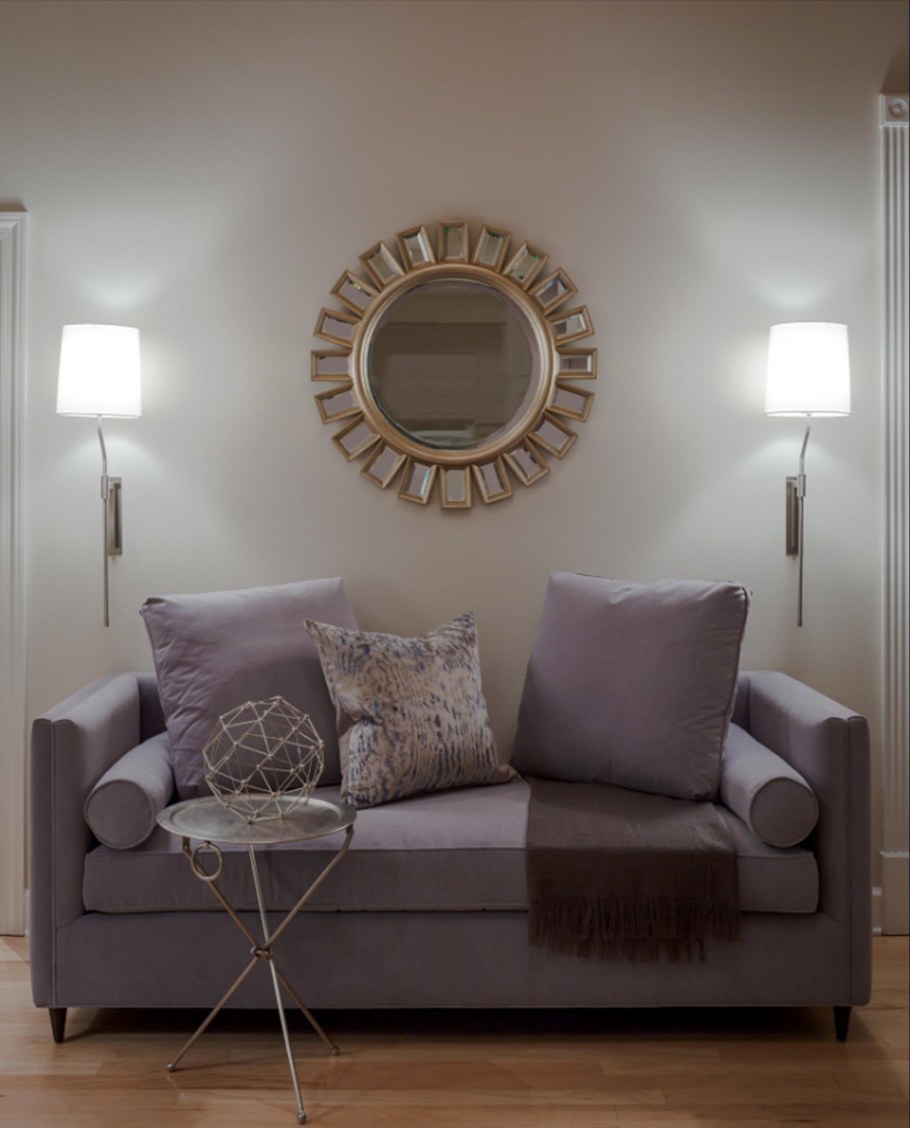 Зеркало над диваном в интерьере
