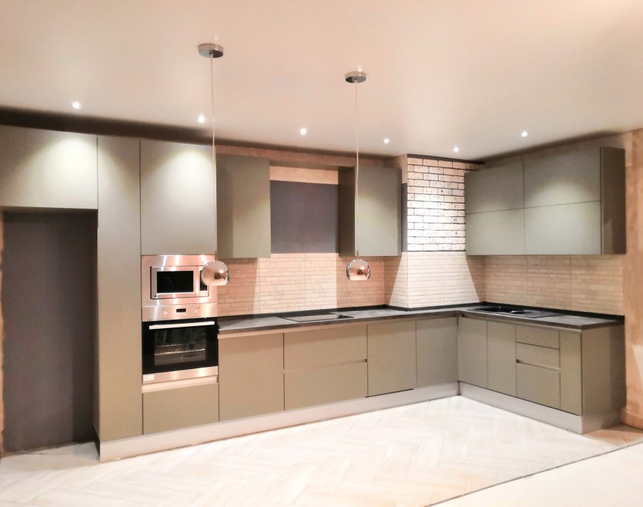 Кухня Неоклассика светлая угловая из МДФ