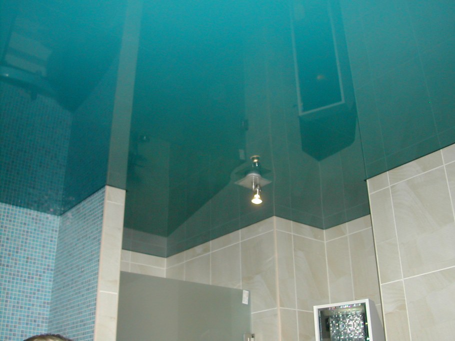 Бирюзовый глянцевый потолок