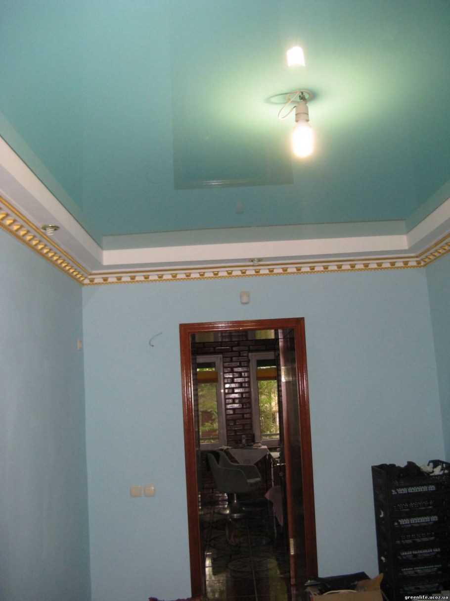 Бирюзовый натяжной потолок