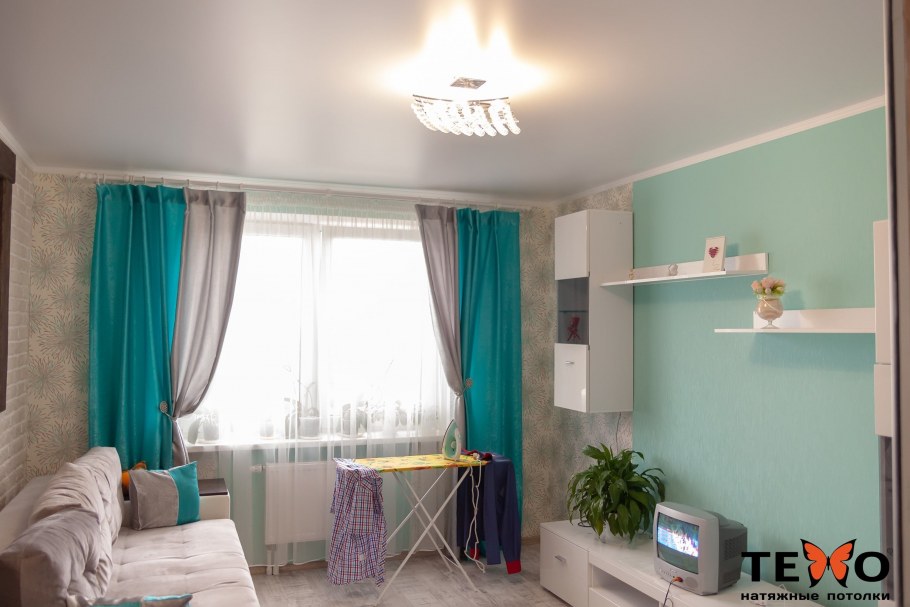 Сатиновый белый потолок бирюзовые шторы