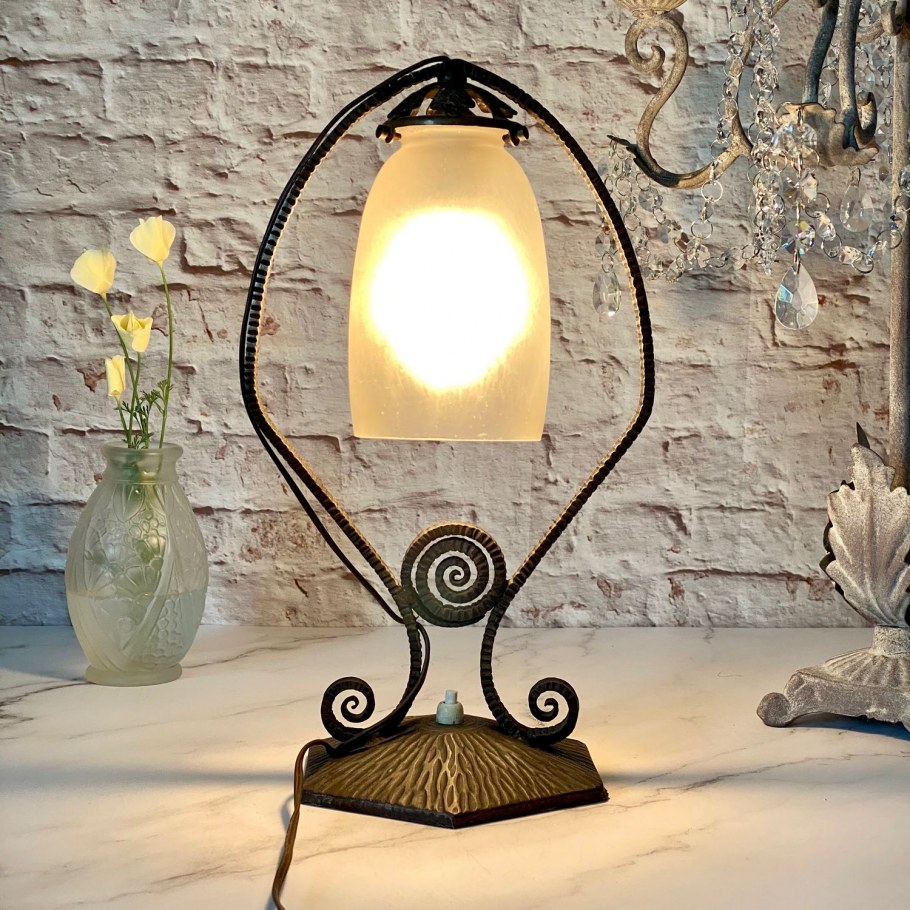 Настольная лампа в стиле АТР деко