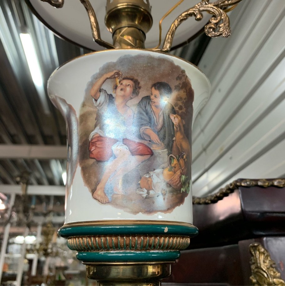 Антикварная люстра с фарфором