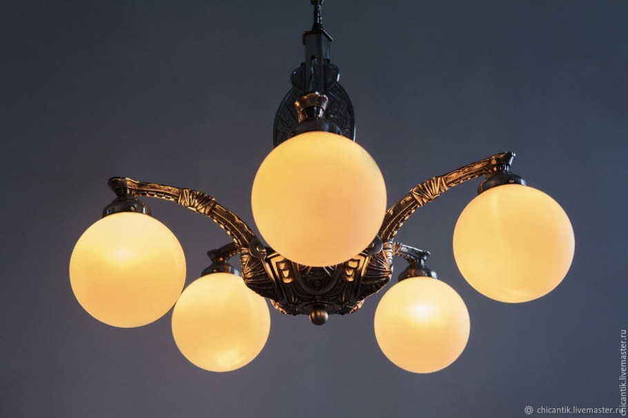 Старинная люстра в интерьере